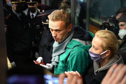 El líder de la oposición rusa Alexei Navalny y su esposa Yulia son vistos en el punto de control de pasaportes en el aeropuerto Sheremetyevo de Moscú el 17 de enero de 2021