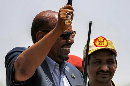 El líder de las RSF se volvió en contra del entonces presidente Omar al Bashir, contribuyendo a su derrocamiento