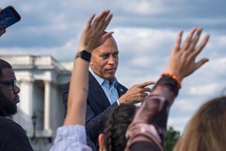 Jeffries dice que los demócratas de la Cámara buscan voltear distritos de Trump como en 2018