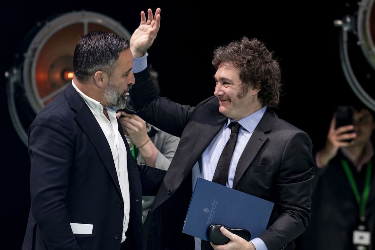 El líder de VOX, Santiago Abascal, y el presidente de Argentina, Javier Milei, en mayo del año pasado, en un acto de la ultraderecha española en Madrid
