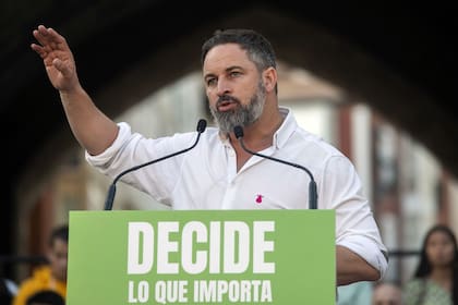 El líder de Vox y candidato a presidir el Gobierno, Santiago Abascal, atiende a los medios en un acto de precampaña electoral, en el Arco de Santa María, a 3 de julio de 2023, en Burgos, Castilla y León.