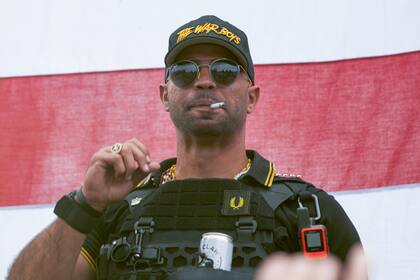 El líder del grupo extremista Proud Boys, Enrique Tarrio, en un mitin en Portland, Oregon, el 26 de septiembre de 2020. Tarrio es uno de los acusados del asalto al Capitolio en enero de 2021. (AP Foto/Allison Dinner, File)