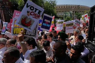 Partidos de oposición en India piden la salida del jefe electoral por cambios en el padrón
