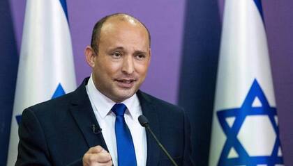 El líder del partido israelí Yemina, Naftali Bennett, pronuncia una declaración política en la Knesset, el Parlamento israelí, en Jerusalén, el 30 de mayo de 2021. (Foto de YONATAN SINDEL / POOL / AFP).