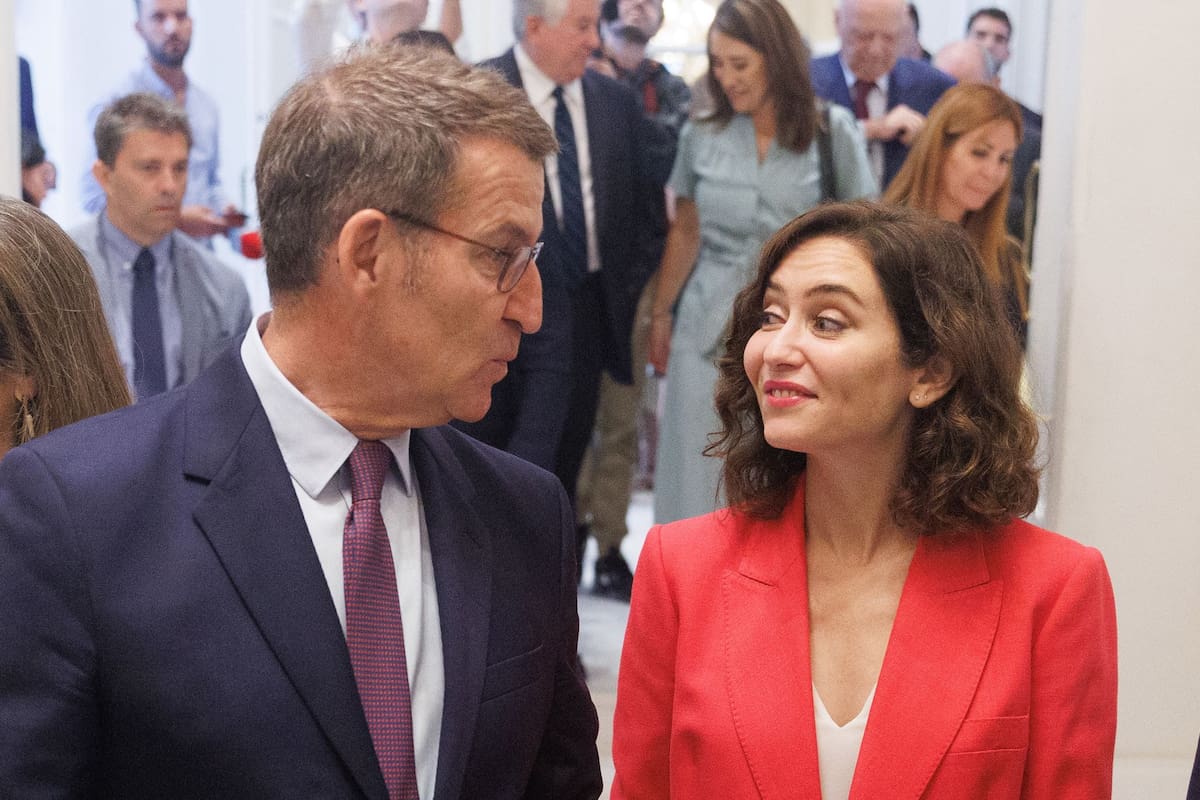 El líder del Partido Popular, Alberto Núñez Feijóo y la presidenta de la Comunidad de Madrid, Isabel Díaz Ayuso, durante un desayuno informativo de la tribuna Fórum Europa, en el Hotel Mandarin Oriental Ritz, a 19 de junio de 2023