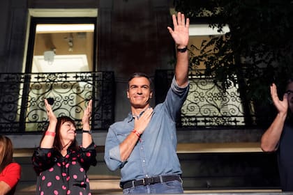 El líder del Partido Socialista de los Trabajadores y actual primer ministro, Pedro Sánchez, saluda a sus seguidores fuera de la sede del partido en Madrid, España
