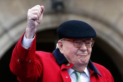 El líder del partido ultraderechista francés Liga Nacional Jean-Marie Le Pen en la estatua de Juana de Arco en París el 1 de mayo de 2017
