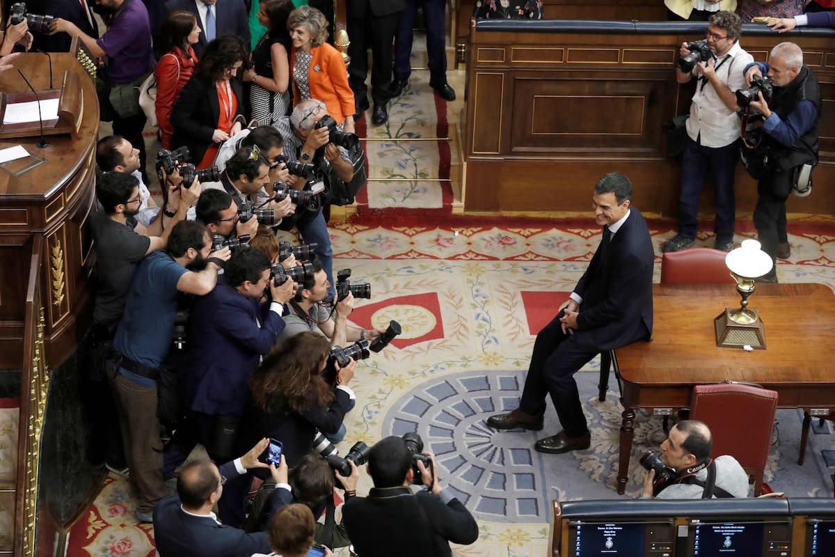 El líder del PSOE, que juró ante Felipe VI como presidente español, formará un gobierno con dirigentes leales de su partido, sin espacio para Podemos; busca fortalecerse para mantener la estabilidad