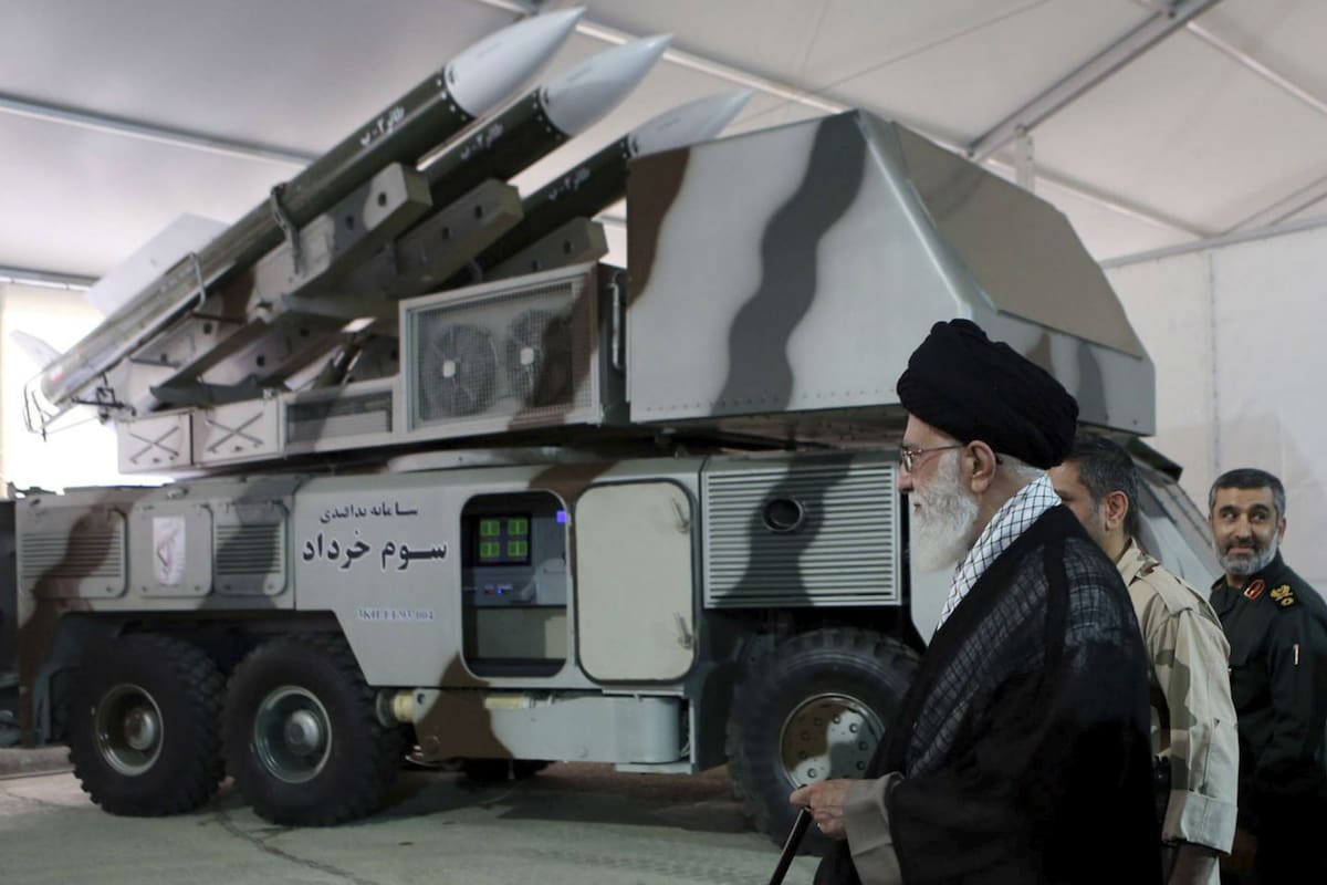 El líder Khamenei junto al sistema misilístico antidrones iraní 3 Khordad