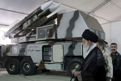 El líder Alí Khamenei junto al sistema misilístico antidrones iraní 3 Khordad