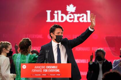 El líder liberal Justin Trudeau saluda a sus partidarios antes de su discurso de victoria en la sede de la campaña del partido en Montreal, a primera hora del martes 21 de septiembre de 2021. (Paul Chiasson/The Canadian Press vía AP)