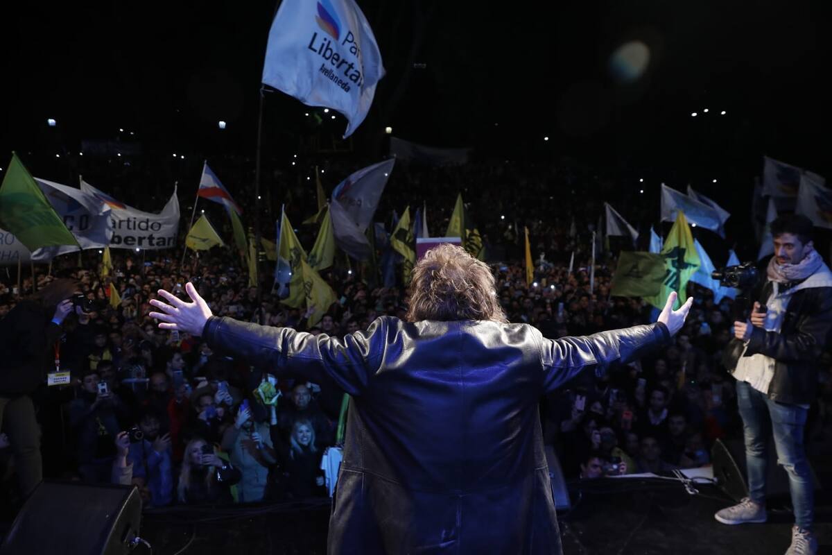 El líder libertario frente a un grupo de seguidores