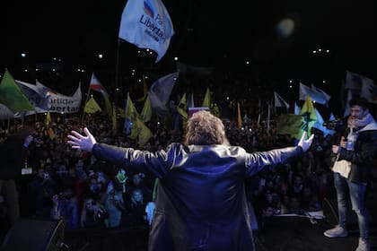 El líder libertario frente a un grupo de seguidores