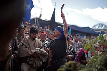 El líder mapuche Héctor Llaitul sostiene su bastón junto al ataúd de otro activista durante el funeral en Temuco, el 17 de noviembre de 2028 (Archivo)