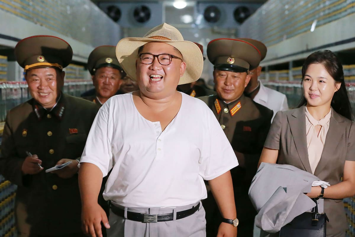 El líder norcoreano junto a su esposa Ri Sol-ju durante una visita a una fábrica procesadora de pescado en Kumsanpho