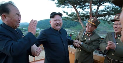 El líder norcoreano Kim Jong-un, con científicos del ejército coreano