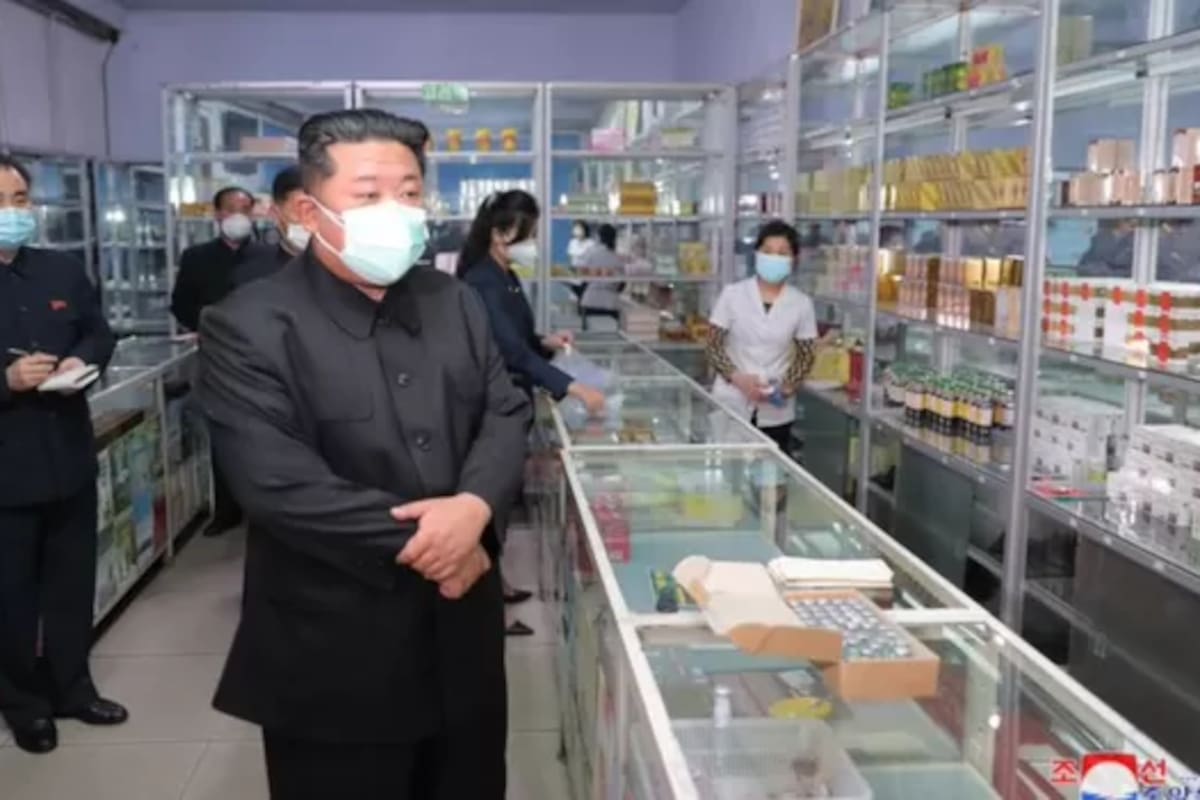 El líder norcoreano, Kim Jong-un, con una mascarilla durante una visita a una farmacia de Pyongyang