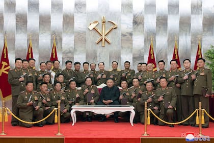 El líder regaló pistolas a los altos mandos de su Ejército, en el 67mo aniversario del final de la guerra de las dos Coreas