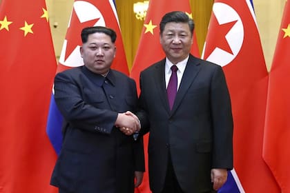 El líder norcoreano Kim Jong-un junto a su par chino Xi Jinping