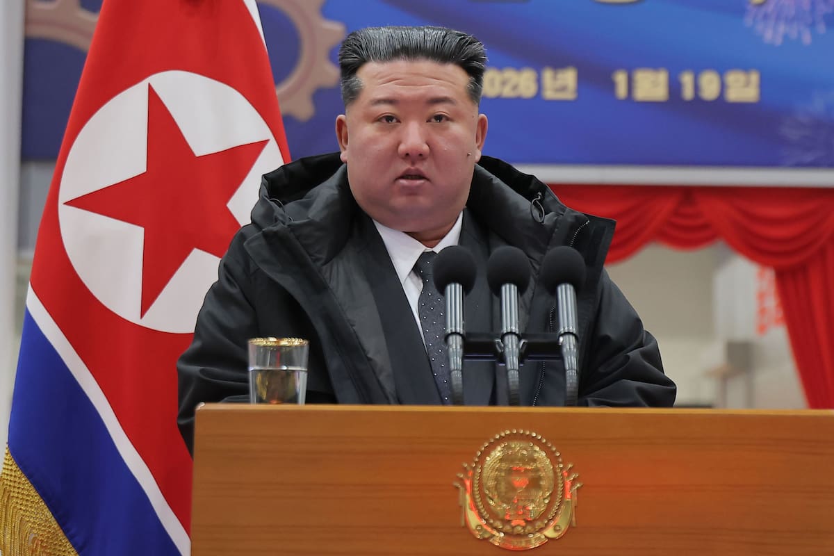 El líder norcoreano Kim Jong Un ofrece un discurso durante una ceremonia para conmemorar la primera etapa de la modernización del Ryongsong Machine Complex en Corea del Norte, el lunes 19 de enero de 2026
