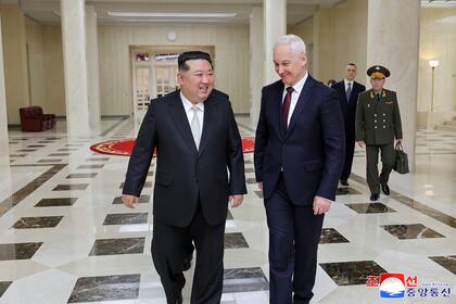 El líder norcoreano Kim Jong Un sonríe junto al ministro de Defensa ruso, Andrei Belousov, de visita en Pyongyang