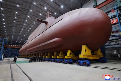 El líder norcoreano Kim Jong-un visitió una fábrica de submarinos de propulsión nuclear junto a su hija