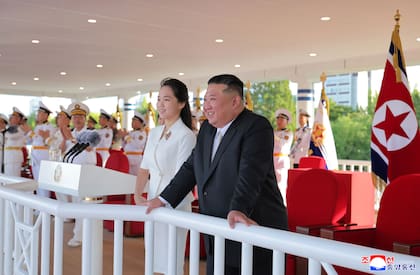 El líder norcoreanos, Kim Jong Un, junto a su hija.