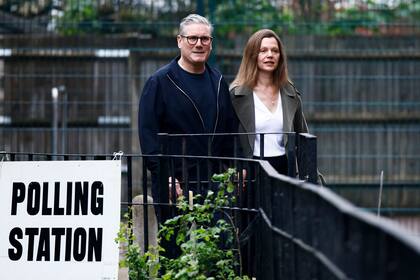 El líder opositor británico Keir Starmer y su mujer, Victoria Starmer, llegan a votar en Londres