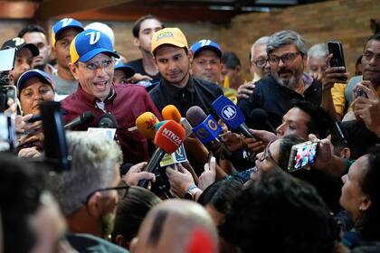 El líder opositor Henrique Capriles, del partido Primero Justicia, habla con los periodistas después de registrar su candidatura para las próximas elecciones primarias de la oposición en Caracas, Venezuela, el sábado 24 de junio de 2023. (AP Foto/Matías Delacroix)
