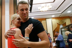 El líder opositor ruso Alexei Navalny, derecha, abraza a su esposa Yulia, al ser liberado por un tribunal en Kirov, Rusia, el viernes 19 de julio de 2013