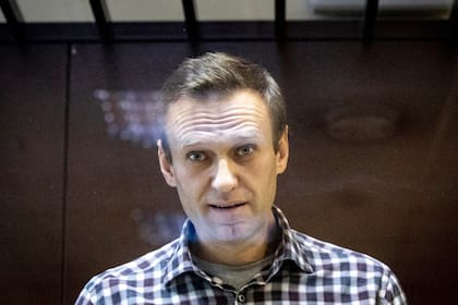 El líder opositor ruso Alexei Navalny en el tribunal en Moscú, el 20 de febrero de 2021.  (Foto AP/Alexander Zemlianichenko)
