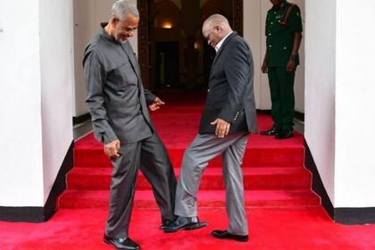 El líder opositor tanzano Maalim Seif Sharif Hamad (izq.) saludando con el pie en Zanzíbar, Tanzania, el 3 de marzo de 2020
