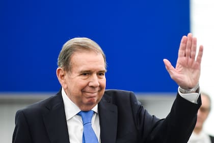 El líder opositor venezolano Edmundo González Urrutia saluda en un reconocimiento para él y para su compatriota María Corina Machado con el mayor galardón de la UE sobre derechos humanos, el premio Sakharov, en el Parlamento Europeo el martes 17 de diciembre de 2024 en Estrasburgo, al este de Francia