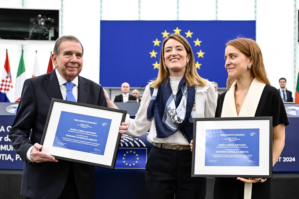 El líder opositor venezolano Edmundo González Urrutia; la presidenta del Parlamento Europeo, Roberta Metsola, y Ana Corina Sosa (derecha), hija de la líder opositora venezolana María Corina Machado, al recibir el Premio Sájarov en Estrasburgo