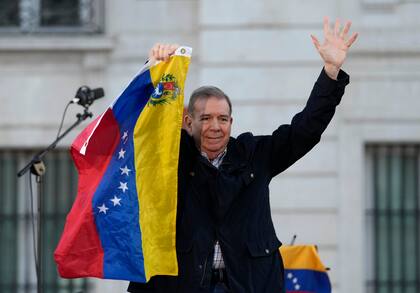 El líder opositor venezolano Edmundo González saluda a sus partidarios en la Puerta del Sol, en el centro de Madrid, España, el sábado 28 de septiembre de 2024. (AP Foto/Bernat Armangue)