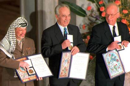 El líder palestino Yasser Arafat, el canciller Peres y el primer ministro israelí, Yitzhak Rabin, tras recibir el Premio Nobel de la Paz en Oslo, en 1994