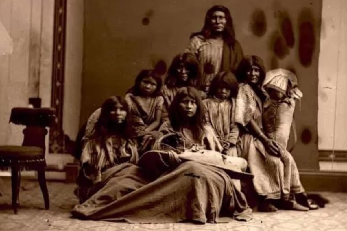 El líder Sagwitch junto a su esposa, Beowachee, y miembros de su familia