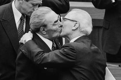 El líder soviético Leonid Brezhnev y el presidente de Alemania Oriental Erich Honecker se besan con motivo del 30 aniversario de la RDA