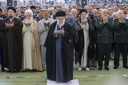 El líder supremo, Alí Khamenei, preside un rezo (Office of the Iranian Supreme Leader via AP)
