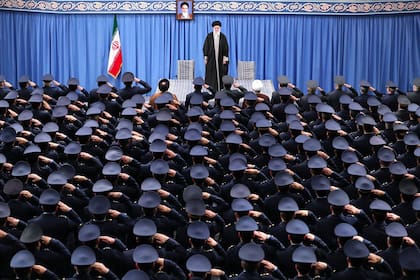 El líder supremo, ayatollah Ali Khamenei, frente al personal de la Fuerza Aérea y de la Defensa Aérea