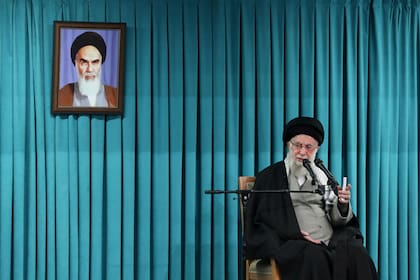 El líder supremo de Irán, el ayatolá Alí Jamenei, en el poder desde 1989, muere a los 86 años
