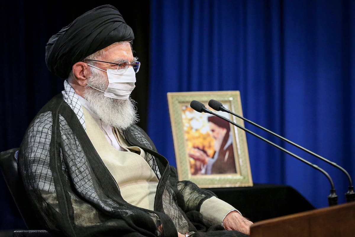 El líder supremo de Irán, el ayatolá Ali Khamenei lo muestra con una máscara protectora, en medio de la pandemia de COVID-19, mientras asiste a una reunión virtual del gabinete en Teherán.