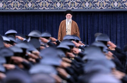 El líder supremo de Irán, el ayatollah Ali Khamenei, escucha el himno nacional ante el saludo de oficiales de la Fuerza Aérea durante un acto en Teherán, Irán, el 7 de febrero de 2025.