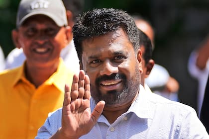 El líder y candidato presidencial de Poder Popular Nacional, Anura Kumara Dissanayake, llega a un centro de votación para votar en Colombo, Sri Lanka, el sábado 21 de septiembre de 2024. (AP Foto/Eranga Jayawardena)