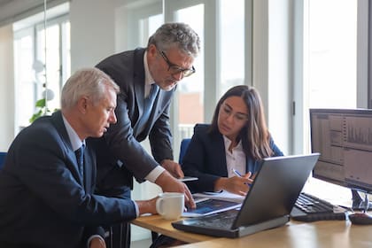 El liderazgo eficaz organiza las destrezas de los empleados para alcanzar una meta común