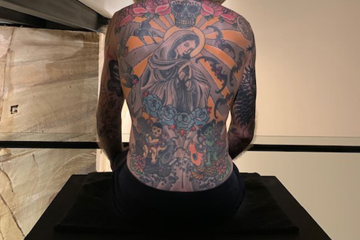 El lienzo viviente. Tim Steiner exhibe durante un par de horas al día, sentado sobre una tarima negra, como si fuera una estatua en el museo MONA de Tasmania