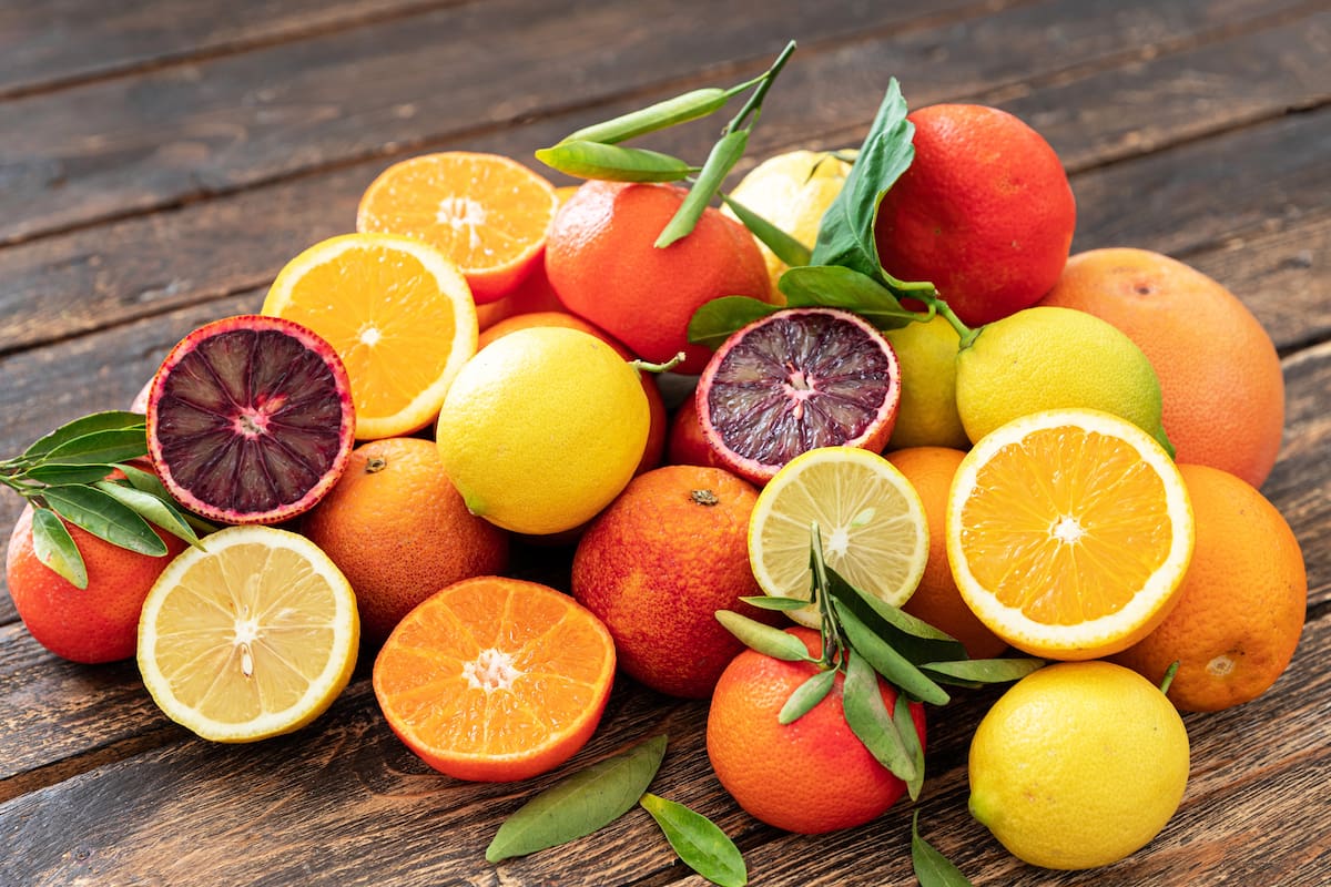 El limón destaca no solo por su sabor ácido y refrescante, sino por sus múltiples beneficios para la salud (Imagen ilustrativa)