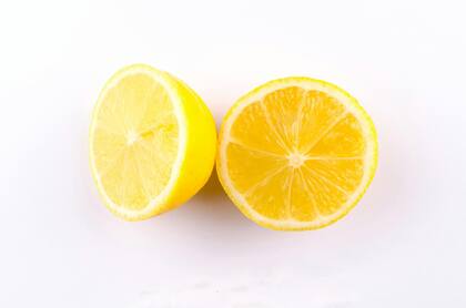 El limón es una de las pocas frutas que puede ser añadida en cada una de las comidas del día para mejorar nuestra salud (Imagen ilustrativa)