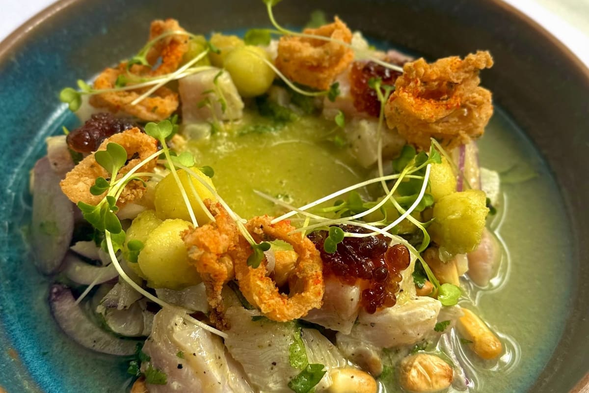 “El limón no cocina el ceviche. El pescado toma un color grisáceo por una reacción química, pero no se cocina. Tampoco elimina bacterias como lo haría el calor. Es un mito”, dice Sebastián Valles de La Pescadorita