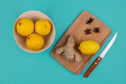 El limón y el jengibre aportan vitaminas y antioxidantes (Foto: Freepik)